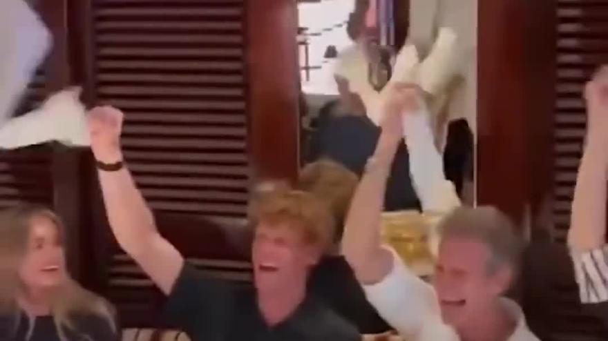 sinner e laila festeggiano in un ristorante we are the champions da Gazzetta.it sinner e laila festeggiano in un ristorante we are the champions