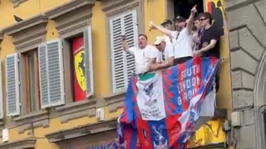 Firenze, i tifosi del Crystal Palace si fanno notare: cori da un balcone di Piazza del Duomo