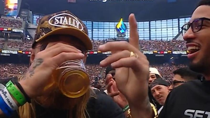 WrestleMania 42, giocatore di football ruba la birra ad Haliburton e fa esplodere il pubblico!