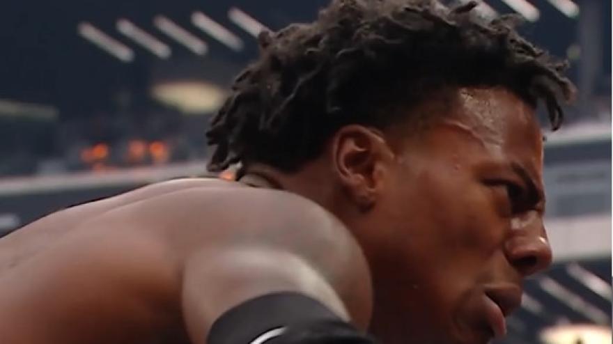 Schianta Logan Paul su un tavolo: l’assurdo esordio Wwe di Ishowspeed