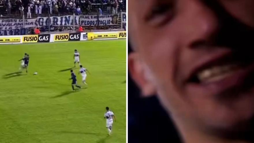 Assurdo! Un tifoso ruba la telecamera della Tv durante la partita e...