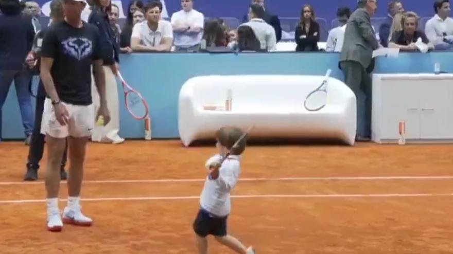 Il figlio di Nadal è già un fenomeno: a 3 anni colpisce così