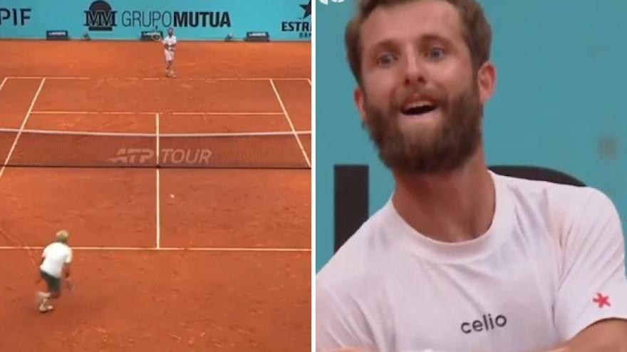 Moutet serve da sotto, fa ace e prova subito a ripetersi: fischi e urla dal pubblico