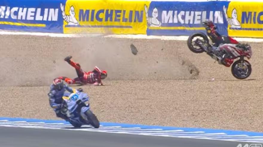 Marc Marquez cade male e distrugge la Ducati: il VIDEO del crash a Jerez