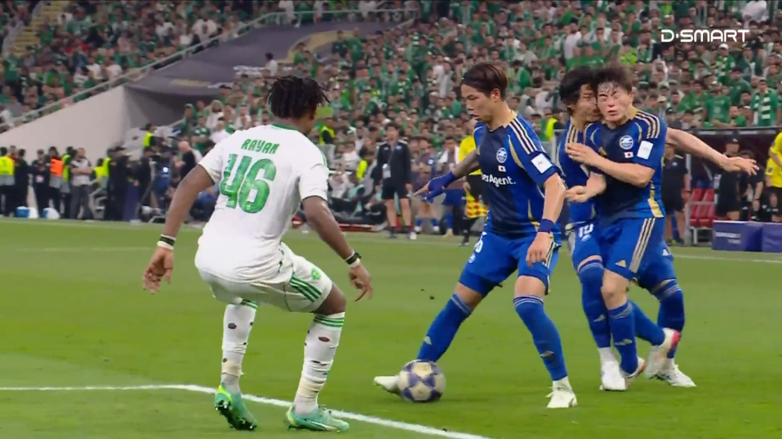 Tentano lo schema, ma qualcosa va storto: lo scontro tra i giocatori è ridicolo