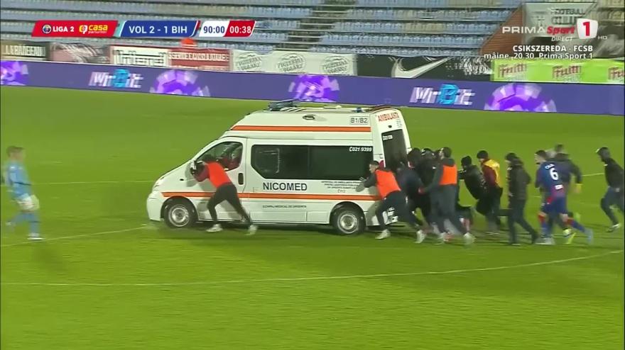 Ambulanza in campo, ma resta incastrata: i giocatori risolvono la situazione così