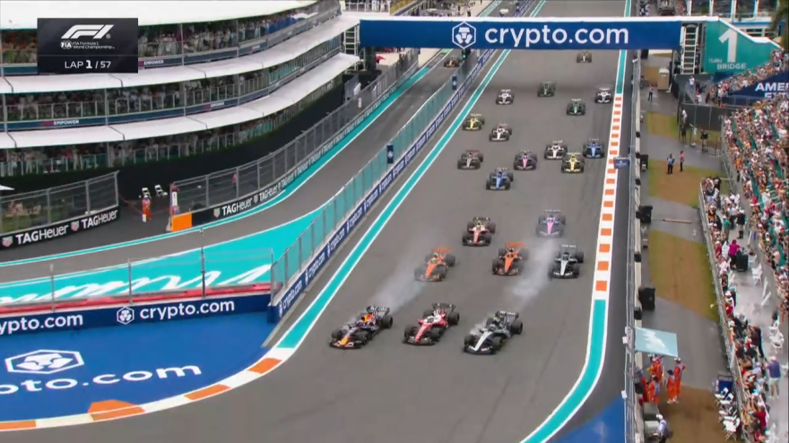 F1 Gp Miami, partenza folle: Verstappen si gira, la mossa di Leclerc è geniale