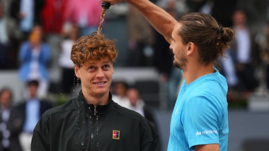 Zverev-Sinner, ma che fate? La festa con lo champagne è tutta da ridere