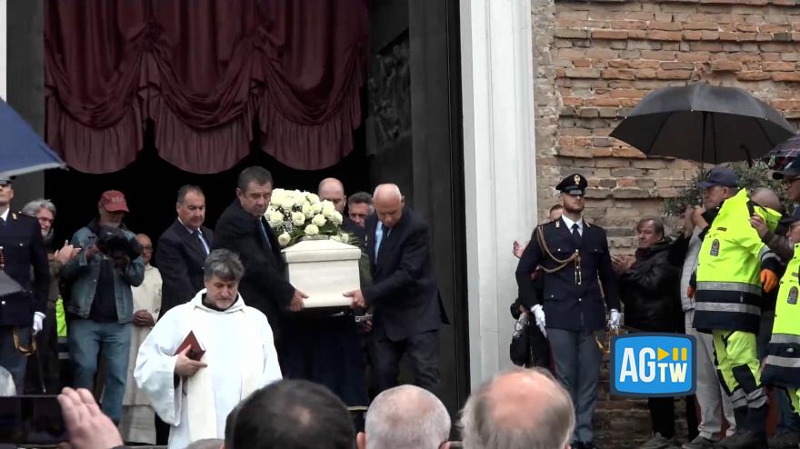 funerali zanardi l uscita del feretro e il saluto della folla da Gazzetta.it funerali zanardi l uscita del feretro e il saluto della folla