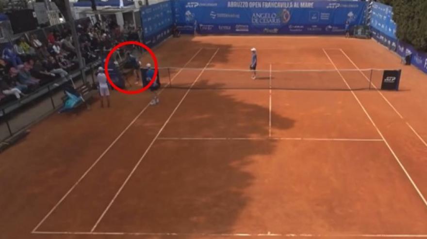 challenger di francavilla giocatore spacca la racchetta contro la sedia dell arbitro da Gazzetta.it challenger di francavilla giocatore spacca la racchetta contro la sedia dell arbitro