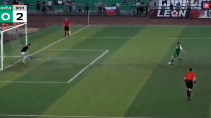 Scena folle: espulso il portiere, ma... il rigore lo para l'attaccante!