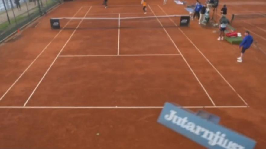 Il vento è impressionante, i cartelloni volano via: partita sospesa