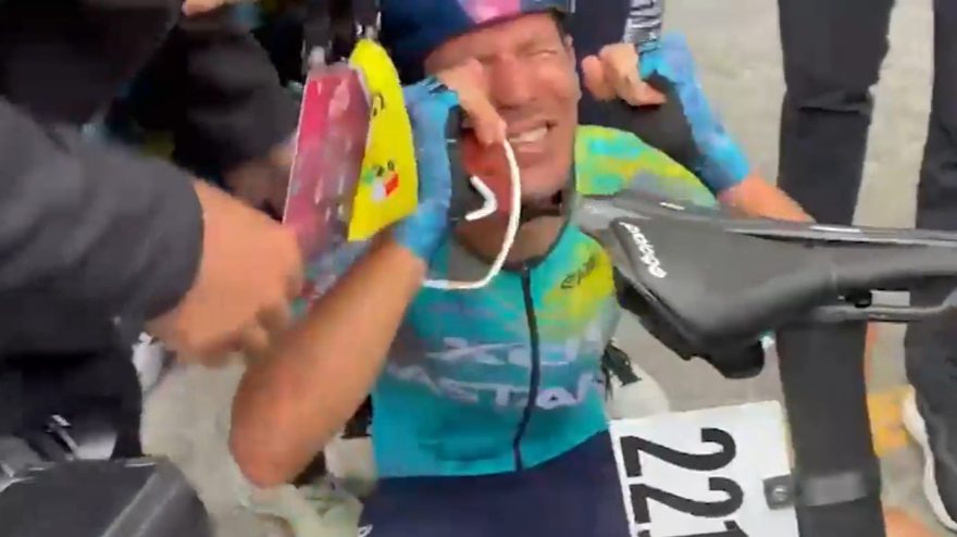 ballerini prima gioia al giro scoppia a piangere all arrivo da Gazzetta.it ballerini prima gioia al giro scoppia a piangere all arrivo