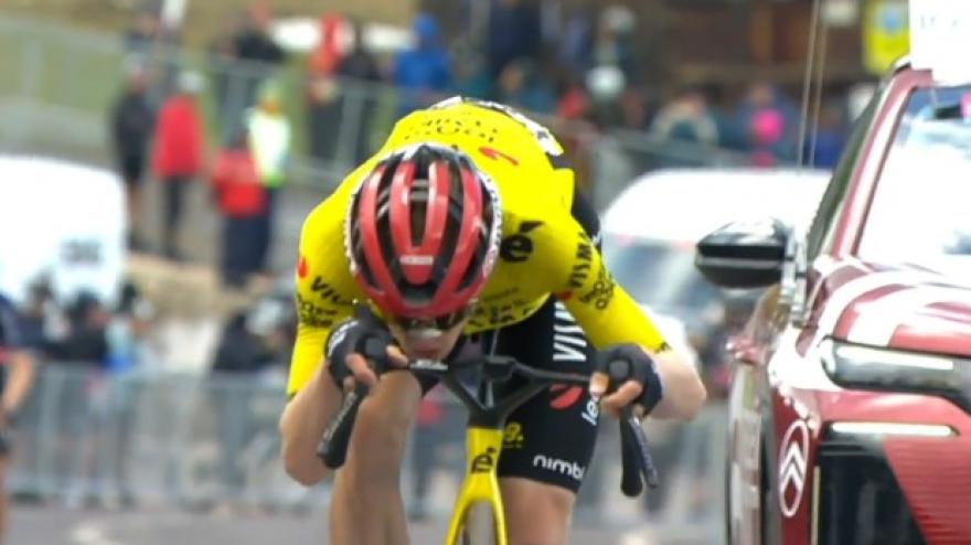 Giro d'Italia, highlights tappa 7: Spettacolo Vingegaard! Vince in salita e bacia la bici