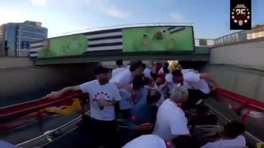 Galatasaray, che paura! Il bus sfiora il ponte, i giocatori si abbassano in tempo