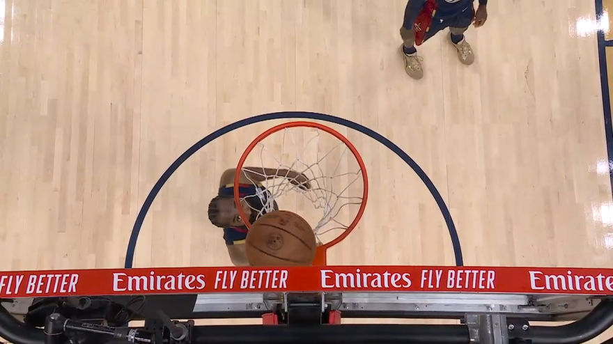 Cleveland-Detroit, canestro bizzarro: la palla danza sul ferro all'infinito, poi...