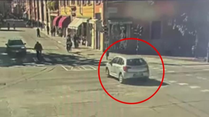 video modena auto contro i passanti in centro la corsa folle e la cattura dell attentatore da Gazzetta.it video modena auto contro i passanti in centro la corsa folle e la cattura dell attentatore