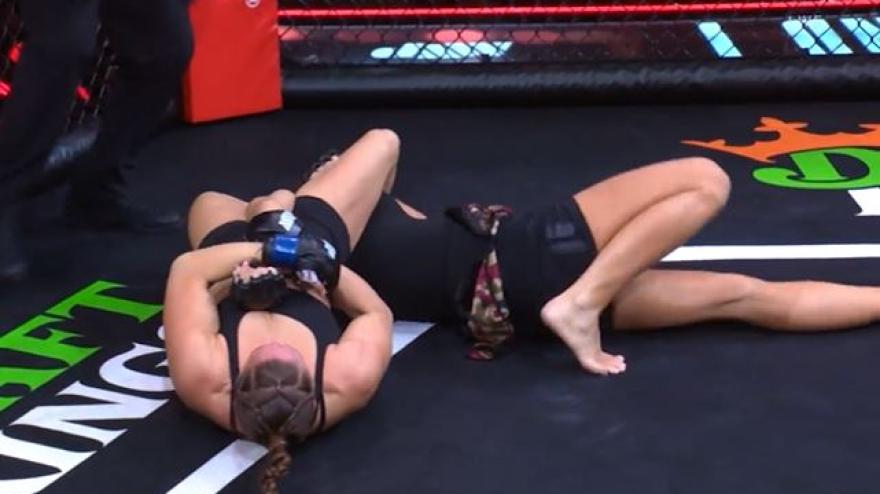 Mma, Ronda Rousey vince per sottomissione in 17" e il telecronista impazzisce
