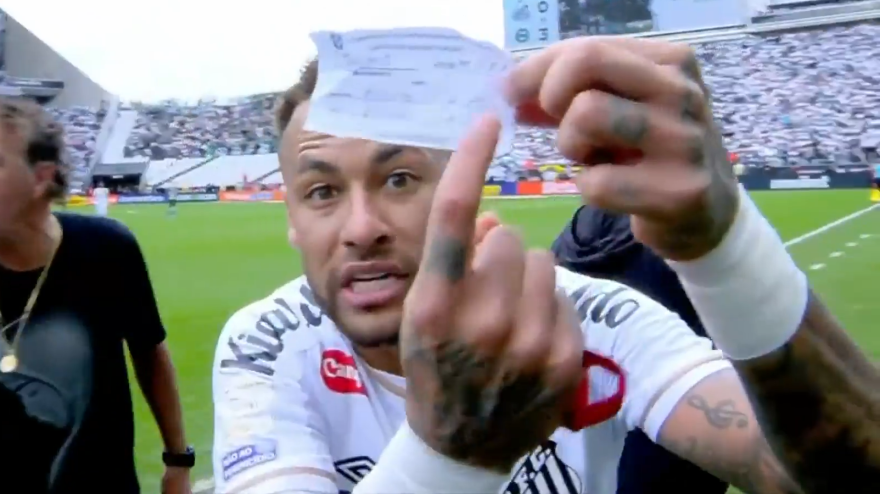 Il quarto uomo sbaglia a fare il cambio, Neymar impazzisce