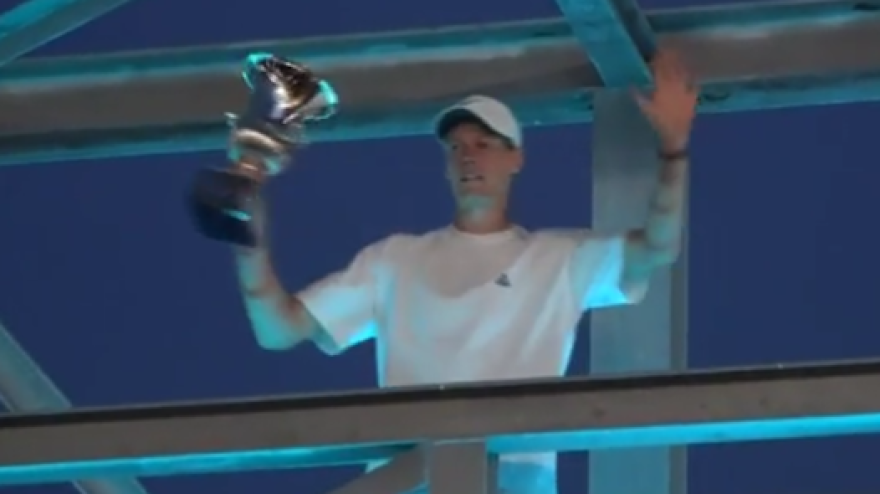 sinner si affaccia con il trofeo tifosi in delirio al foro italico da Gazzetta.it sinner si affaccia con il trofeo tifosi in delirio al foro italico