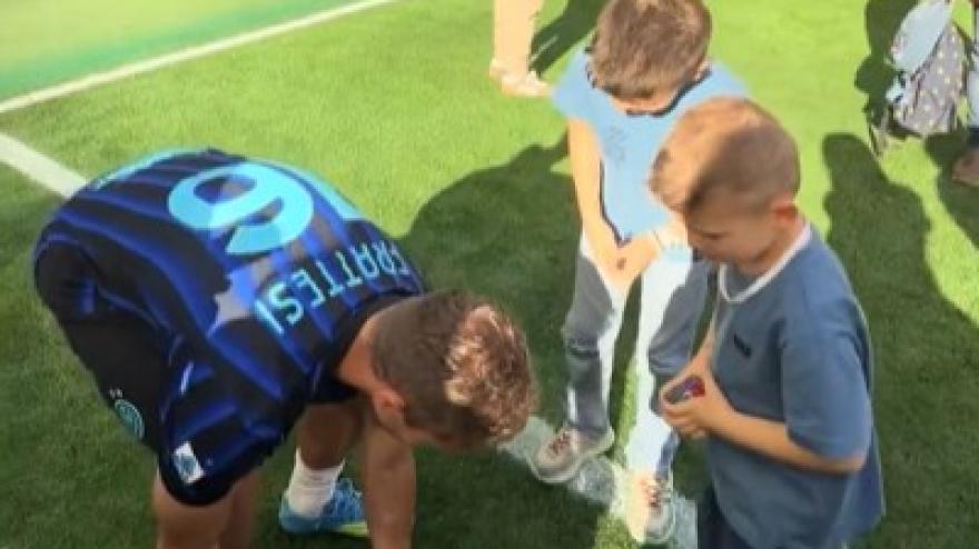 VIDEO Frattesi cuore d'oro: regala la maglia ai bimbi in cambio... dei Pokemon!