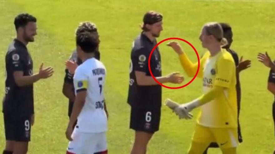 psg niente stretta di mano tra zabarnyi e safonov in partitella da Gazzetta.it psg niente stretta di mano tra zabarnyi e safonov in partitella