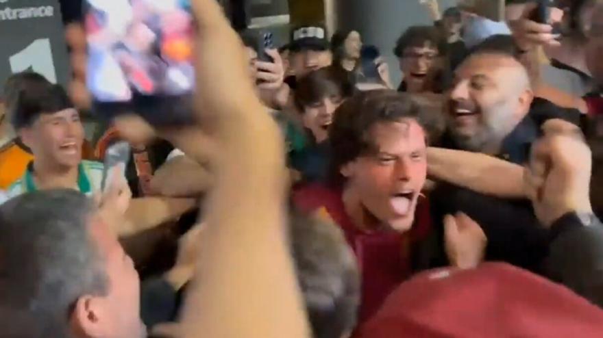 Svilar pazzo di Roma! Che festa coi tifosi a Fiumicino per la qualificazione in Champions League