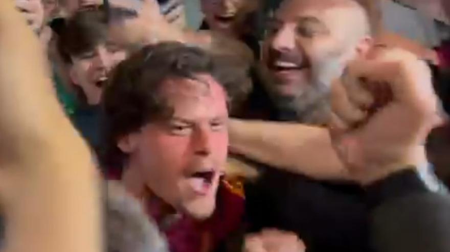 Svilar pazzo di Roma! Che festa coi tifosi a Fiumicino per la qualificazione in Champions League