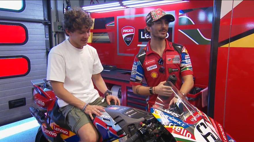 Antonelli a lezione da... Bagnaia: "Vuoi fare un giro?" e Kimi risponde così