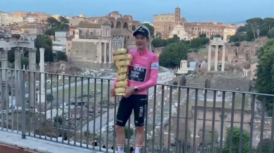 L'incoronazione di Vingegaard: eccolo ai Fori Imperiali col Trofeo Senza Fine