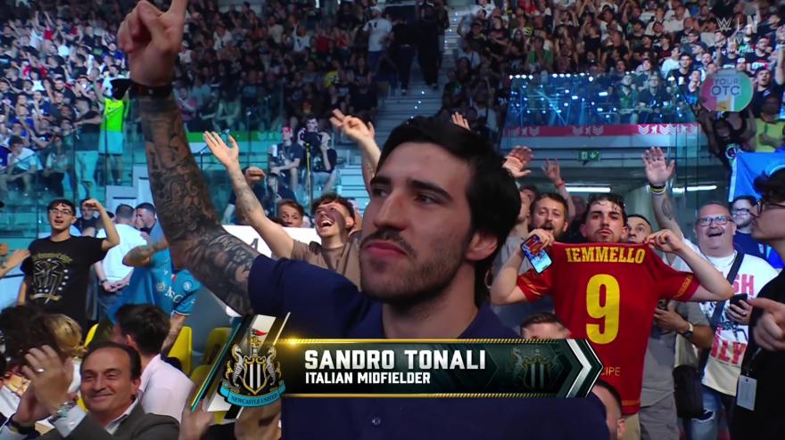 tonali tra il pubblico della wwe ma un tifoso gli ruba la scena da Gazzetta.it tonali tra il pubblico della wwe ma un tifoso gli ruba la scena