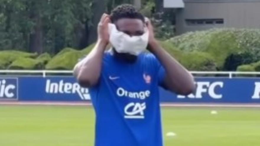 Thuram imita i compagni in ritiro con la Francia: che risate!