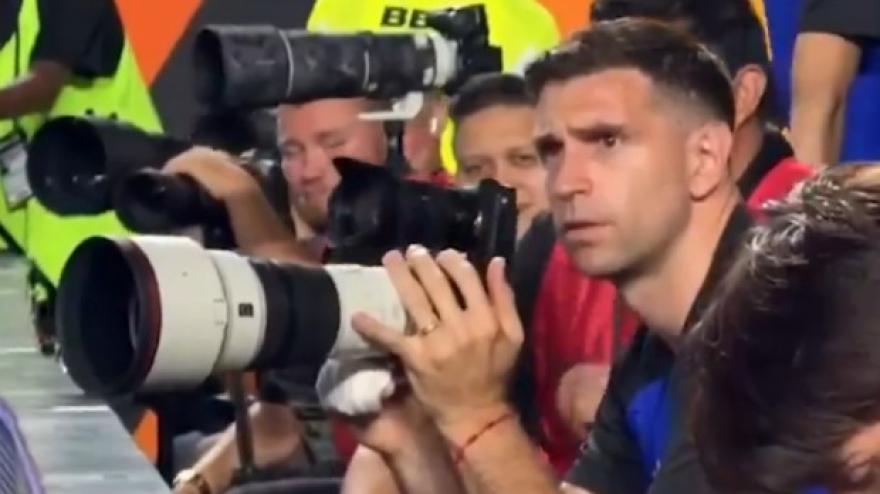 Dibu Martinez, ma che combini? Si mimetizza tra i fotografi 