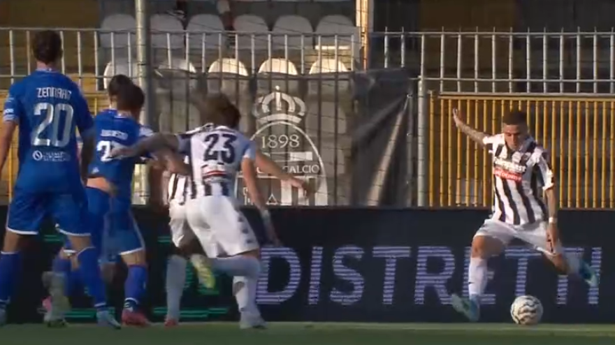 Ascoli-Brescia, ma come ha fatto a segnare da lì? Gol incred