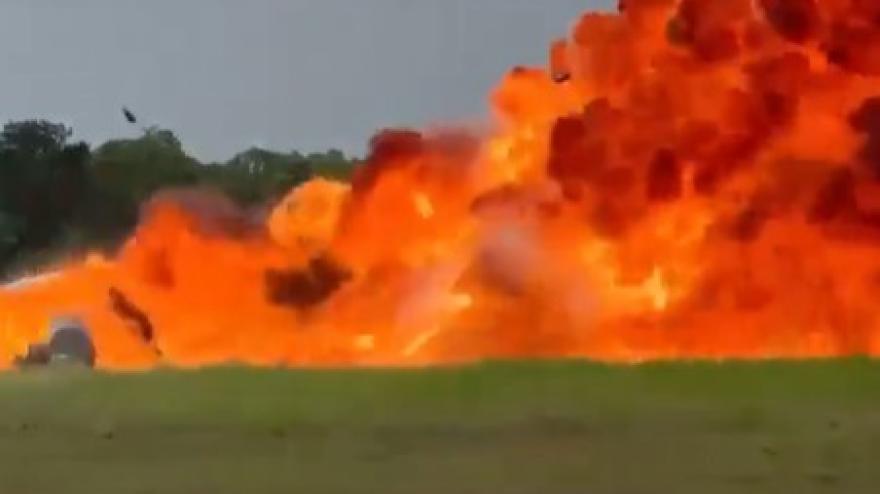 Atterraggio d’emergenza da incubo: aereo si schian