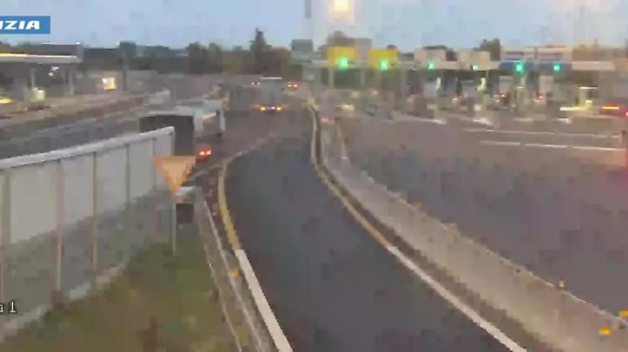 Bisarca fa inversione in autostrada: patente revocata dopo l