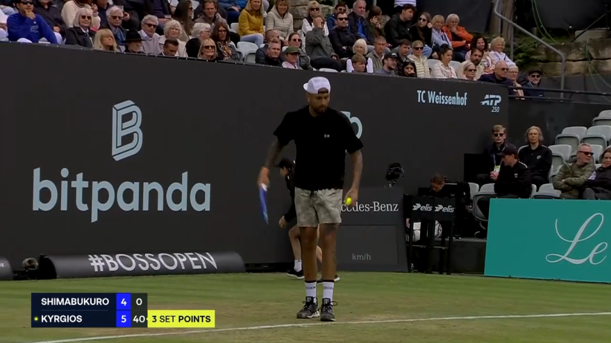 Kyrgios chiude il set con un servizio da sotto: il