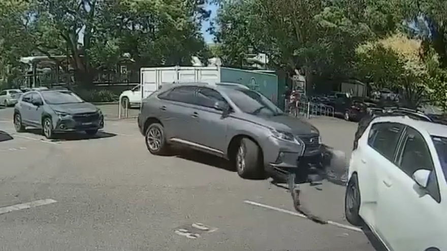 Follia in un parcheggio: donna ubriaca distrugge cinque auto