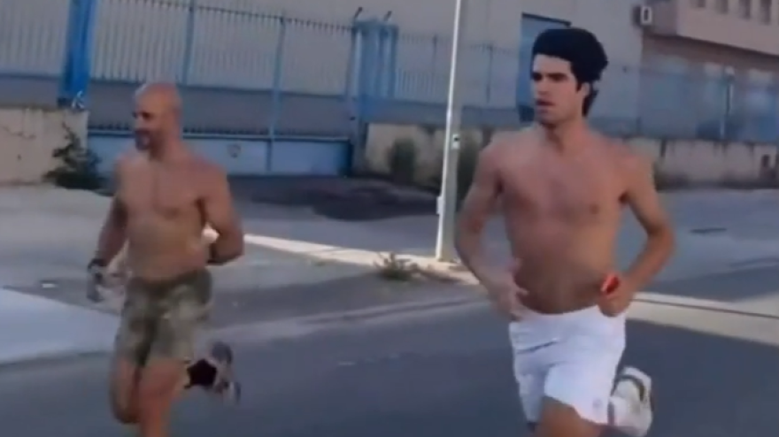 Riecco Alcaraz! Corre senza protezione al polso, il rientro è vicino?