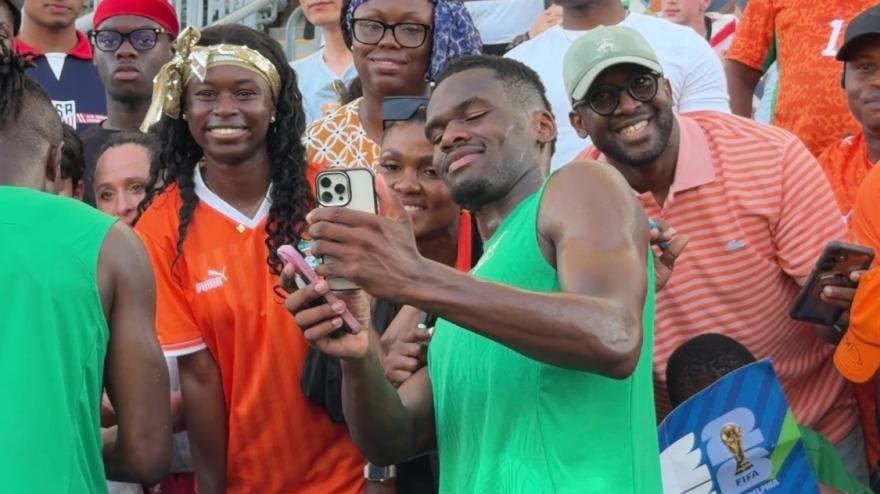 Bonny accolto come una star dai tifosi ivoriani: selfie e sorrisi per il nerazzurro
