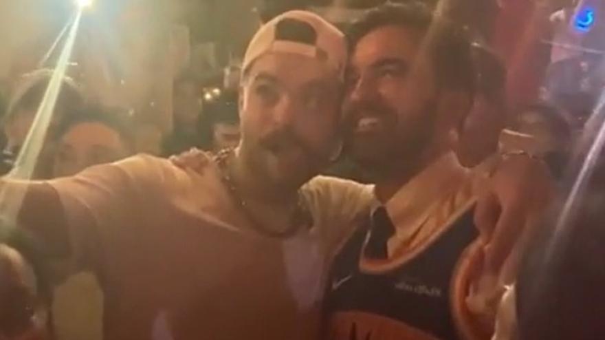 Knicks, il sindaco Mamdani festeggia il trionfo coi tifosi in giro per New York