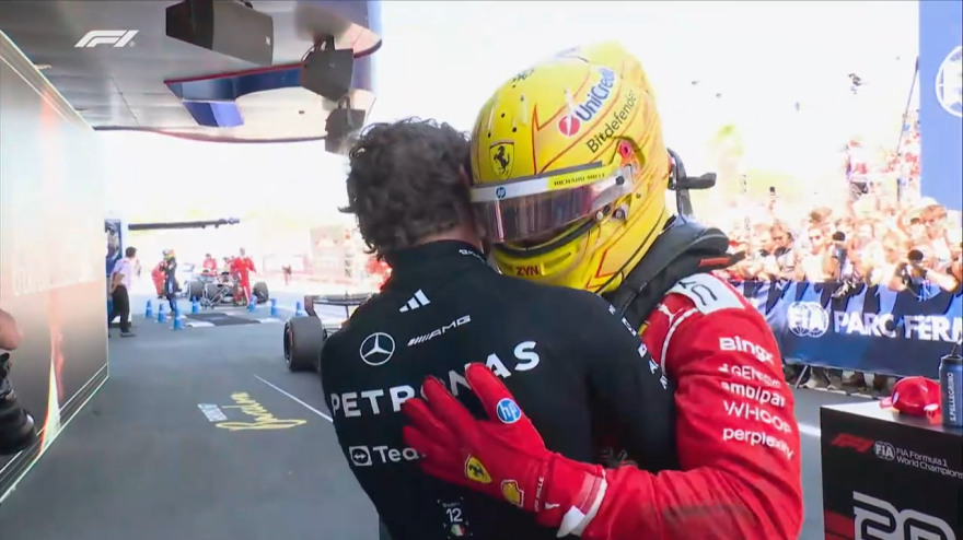 VIDEO Kimi Antonelli campione vero: è il primo a complimentarsi con Hamilton dopo la vittoria!