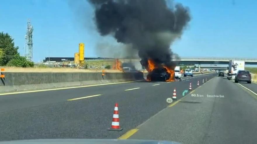 auto in fiamme in autostrada a imola traffico bloccato da Video.gazzetta.it auto in fiamme in autostrada a imola traffico bloccato