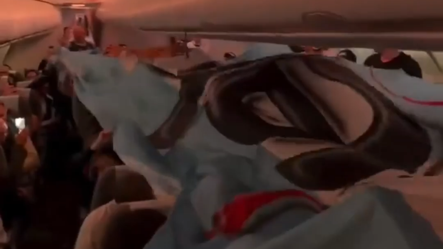 Follia Argentina: srotolano in aereo una bandiera gigante