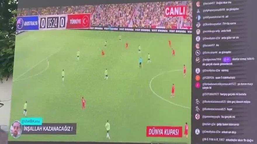 Sul maxi schermo proiettano la partita, ma è un videogioco: nessuno se ne accorge