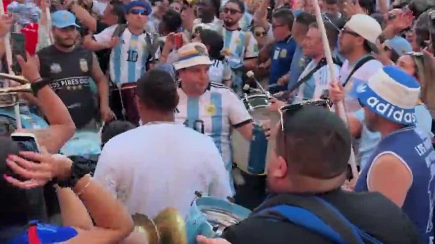 i tifosi argentini invadono times square la festa 232 da pelle d8217oca da Video.gazzetta.it i tifosi argentini invadono times square la festa 232 da pelle d8217oca