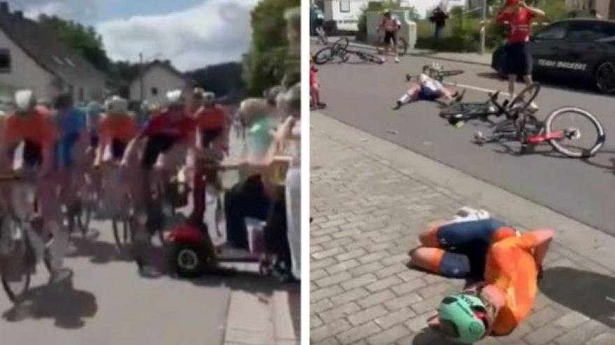 Ciclismo, anziana si butta in strada con uno scooter e provoca una maxi caduta