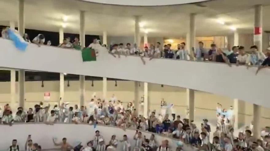 La partita finisce, la festa no! I tifosi dell'Argentina occupano lo stadio fino a tardi