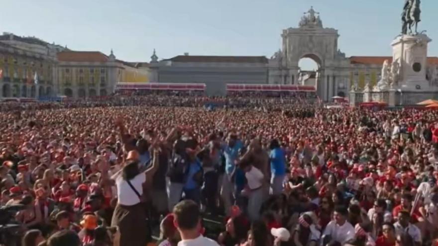 tifosi della rep dem congo esultano in piazza a lisbona intorno solo portoghesi da Video.gazzetta.it tifosi della rep dem congo esultano in piazza a lisbona intorno solo portoghesi