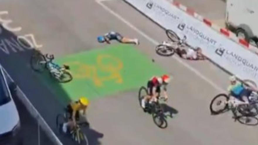 video paura per la fidanzata di pogacar cade e viene investita dalle altre cicliste da Video.gazzetta.it video paura per la fidanzata di pogacar cade e viene investita dalle altre cicliste